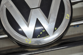Решетка радиатора grill VW Jetta 15-18 USA со значком, с хромом, тычки на хроме, трещина