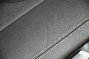 Обшивка двери карточка задняя правая Jeep Compass 11-16 черн с черн вставкой кожа, подлокотник кожа, белая строчка, порез, царапины, вмятина