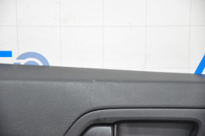 Обшивка двери карточка передняя левая Hyundai Elantra AD 17-20 тряпка сер, под чистку, потерта, царапины