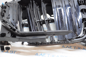 Грати радіатора жалюзі з моторчиком BMW X5 G05 тріщини, під ремонт