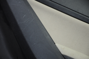 Обшивка двери карточка задняя правая Subaru Impreza 17- черн с беж вставкой тряпка, подлокотник кожа, молдинг под карбон, царапины