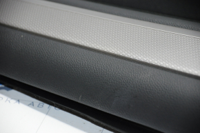 Обшивка двери карточка задняя правая Subaru Legacy 15-19 черн с черной вставкой тряпка, подлокотник кожа, сер молдинг структура, царапины