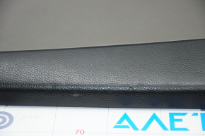 Обшивка двери карточка передняя левая Hyundai Santa FE Sport 13-18 черн с серой вставкой пластик, подлокотник кожа, тычки, царапины
