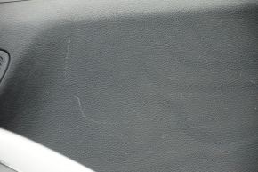 Обшивка двери карточка передняя правая Hyundai Veloster 12-17 черн с черной вставкой пластик, подлокотник резина, царапины