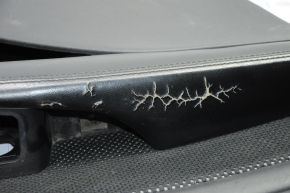 Обшивка двери карточка передняя левая Dodge Dart 13-16 черн с вставкой черн сетка тряпка, подлокотник кожа, потрескана кожа, царапины