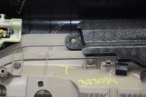 Обшивка двери карточка передняя левая Jeep Patriot 11-17 беж с беж вставкой кожа, подлокотник резина, слом креп