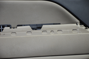 Обшивка двери карточка передняя левая Jeep Compass 11-16 беж с беж вставкой кожа, подлокотник резина, царапины