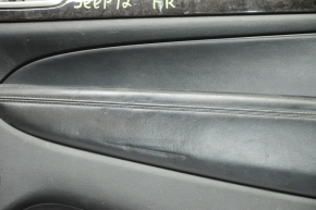 Обшивка дверей картка перед правою Jeep Grand Cherokee WK2 14-16 чорн з чорною вставкою шкіра, підлокітник шкіра, чорний рядок, молдинг під чорне дерево глянець, підсвічування, тичка, подряпини