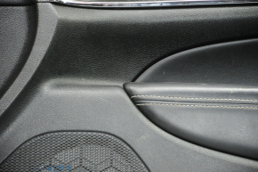 Обшивка двери карточка передняя правая Jeep Grand Cherokee WK2 14-16 черн с черн вставкой кожа, подлокотник кожа, белая строчка, молдинг с хром, под мат черн дерево, подсветка, царапины