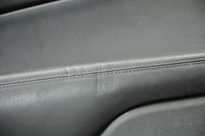 Обшивка двери карточка передняя правая Chrysler 200 15-17 черн с черн вставкой кожа, подлокотник кожа, молдинг под дерево синий структура, Alpine, царапины, тычки