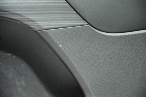 Обшивка двери карточка передняя правая Jeep Cherokee KL 14-18 черн с черн вставкой тряпка, подлокотник кожа, царапина