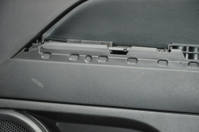 Обшивка двери карточка передняя правая Jeep Patriot 11-17 черн с черн вставкой кожа, подлокотник резина, царапины