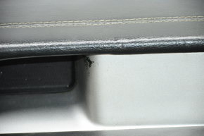 Обшивка двери карточка передняя правая Jeep Compass 11-16 черн с черн вставкой кожа, подлокотник кожа, белая строчка, затерта накладка