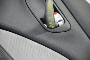 Обшивка двери карточка задняя правая Dodge Dart 13-16 черн с светло-серой вставкой тряпка, подлокотник кожа, царапины