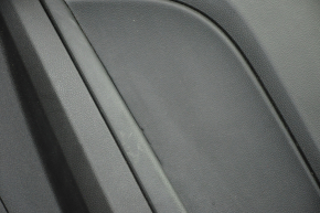 Обшивка двери карточка задняя правая Chevrolet Equinox 10-17 черн с черн вставкой кожа, подлокотник резина, царапины