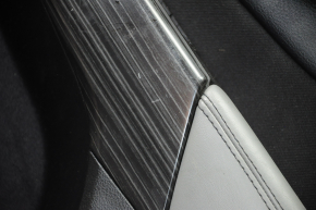 Обшивка двери карточка задняя правая Jeep Cherokee KL 14-18 черн с черн вставкой тряпка, подлокотник серая кожа, тычка, царапины, протертости