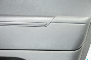 Обшивка двери карточка задняя правая Jeep Compass 11-16 черн с черн вставкой пластик, подлокотник пластик, царапины