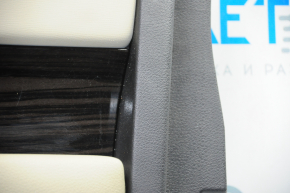 Обшивка двери карточка передняя правая Ford Flex 13-19 рест, черн с беж вставкой резина, подлокотник резина, вставка под дерево глянец, тычки, царапина