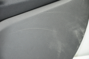 Обшивка двери карточка передняя правая Ford Fiesta 11-19 черн с черн вставкой пластик, подлокотник тряпка, царапины