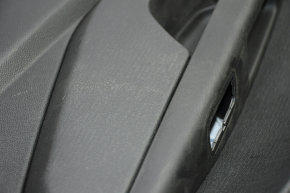 Обшивка дверей картка зад лев Ford Fiesta 11-19 чорн з чорною вставкою пластик, підлокітник пластик, подряпини