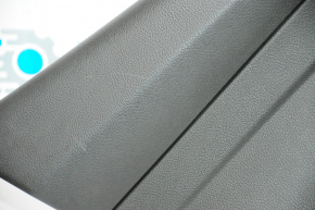 Обшивка дверей картка зад лев Ford Focus mk3 15-18 чорн з чорною вставкою пластик, подряпини