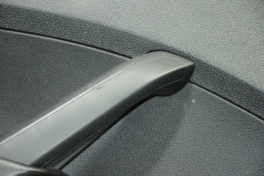 Обшивка двери карточка передняя левая VW Passat b7 12-15 USA черн с черн вставкой кожа, подлокотник кожа, молдинг серый глянец, надрывы, слом креп, царапины