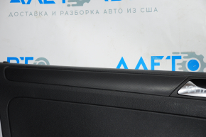 Обшивка двери карточка передняя левая VW Jetta 11-18 USA черн с черн вставкой пластик, подлокотник тряпка, молдинг черн структура, царапины