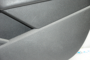 Обшивка двери карточка передняя правая VW Passat b7 12-15 USA черн с черн вставкой кожа, подлокотник кожа, молдинг серый глянец, царапины