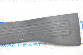 Накладка порога задняя правая Ford Explorer 11-19 черн, царапины, слом креп