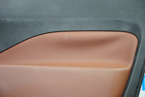 Обшивка двери карточка передняя правая Fiat 500L 14- черная с коричневой вставкой кожа, отслоилась кожа, царапины