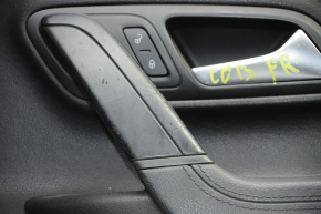 Обшивка двери карточка передняя правая VW CC 08-17 черн с черн вставкой кожа, подлокотник кожа, молдинг сер царап глянец, отслоилась кожа, тычка, царапины