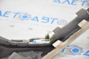 Накладка переднего бампера правая Volvo XC90 16-22 трещины, прижата, царапины, слом креп