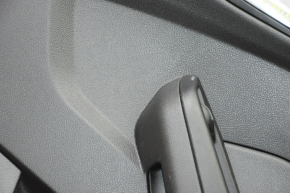 Обшивка дверей картка зад прав Ford Focus mk3 11-14 чорн з чорною вставкою пластик, подряпини
