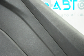Обшивка двери карточка задняя правая Ford Focus mk3 11-14 черн с черн вставкой пластик, царапины