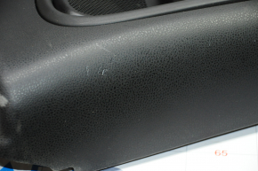 Обшивка дверей картка зад лев Fiat 500L 14- чорна з коричневою вставкою шкіра, відшарувалася шкіра, подряпини