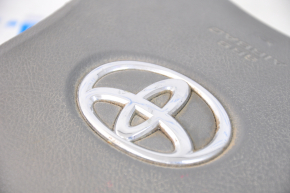 Накладка руля Toyota Camry v40 серая, царапины на эмблеме