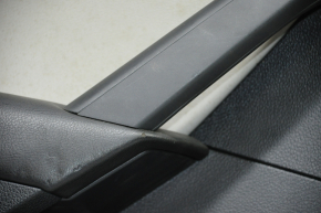 Обшивка дверей картка зад лев VW Passat b7 12-15 USA чорна з сірою вставкою шкіра, підлокітник шкіра, молдинг чорний під карбон, злом кріп, протертість, під хімчистку