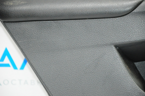 Обшивка двери карточка задняя левая VW Jetta 11-18 USA черн с черн вставкой пластик, подлокотник кожа, молдинг серый глянец тип 1, царапины