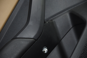 Обшивка двери карточка задняя левая VW Jetta 19- черн с беж вставкой пластик, подлокотник кожа, царапины