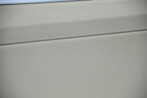 Обшивка двери карточка задняя правая VW Passat b7 12-15 USA беж с беж вставкой кожа, подлокотник кожа, молдинг серый царап глянец, надрывы, царапины