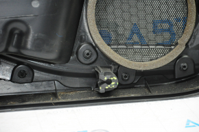 Обшивка двери карточка задняя правая VW Passat b7 12-15 USA черн с серой вставкой кожа, подлокотник кожа, молдинг черный под карбон, слом креп, царапины, под химчистку