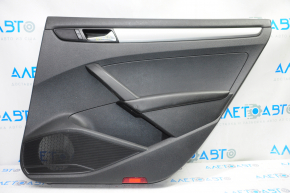 Обшивка двери карточка задняя правая VW Passat b7 12-15 USA черн с черн вставкой пластик, подлокотник кожа, молдинг серый глянец, слом креп, царапины, надрыв