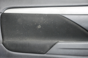 Обшивка двери карточка передняя левая Mitsubishi Outlander 14-21 черн с черн вставкой тряпка, молдинг серый под карбон структура, под химчистку