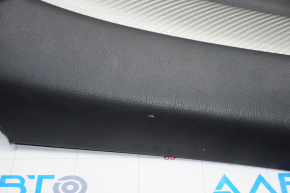 Обшивка двери карточка передняя левая Mitsubishi Outlander 14-21 черн с черн вставкой кожа, молдинг серый под карбон структура, надрывы