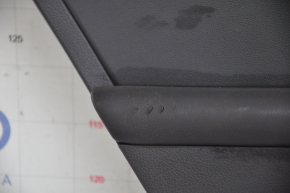 Обшивка двери карточка задняя левая VW Jetta 11-18 USA черн с черн вставкой пластик, подлокотник кожа, молдинг серый глянец тип 1 царапины