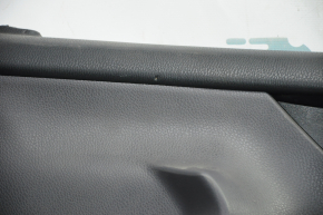 Обшивка двери карточка передняя правая Toyota Camry v70 18- темно-сер с темно-сер вставкой пластик, подлокотник резина, царапины, тычки