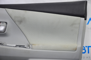 Обшивка дверей картка перед правою Toyota Prius V 12-17 сер з сірою вставкою ганчірка, надрив, подряпини, під хімчистку