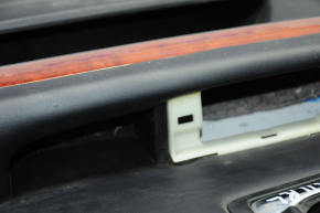 Обшивка двери карточка задняя правая Lexus RX300 RX330 RX350 RX400h 04-09 черн с черн вставкой кожа, подлокотник кожа, молдинг под дерево глянец, надрывы, царапины, под чистку