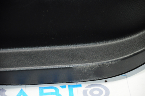 Обшивка двери карточка передняя левая Nissan Pathfinder 13-20 черн с черн вставкой тряпка, подлокотник тряпка, молдинг черн глянец, царапины
