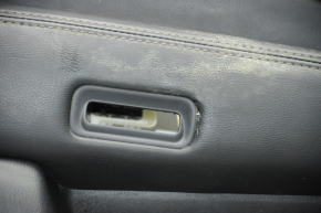 Обшивка двери карточка передняя левая Nissan Pathfinder 13-20 черн с черн вставкой кожа, подлокотник кожа, молдинг под дерево глянец, под память сидений, надрывы, царапины, под химчистку, тычки